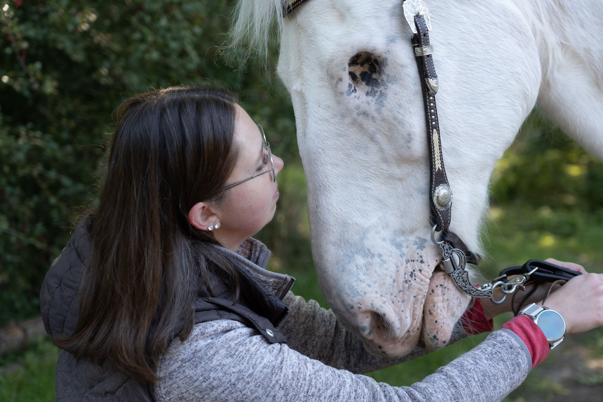 Frau mit Pferd ohne Auge
