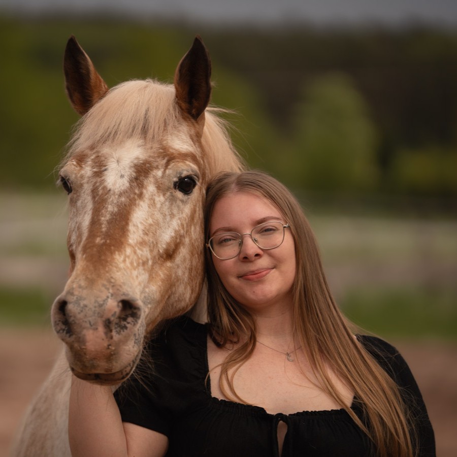 Frau mit Pferd
