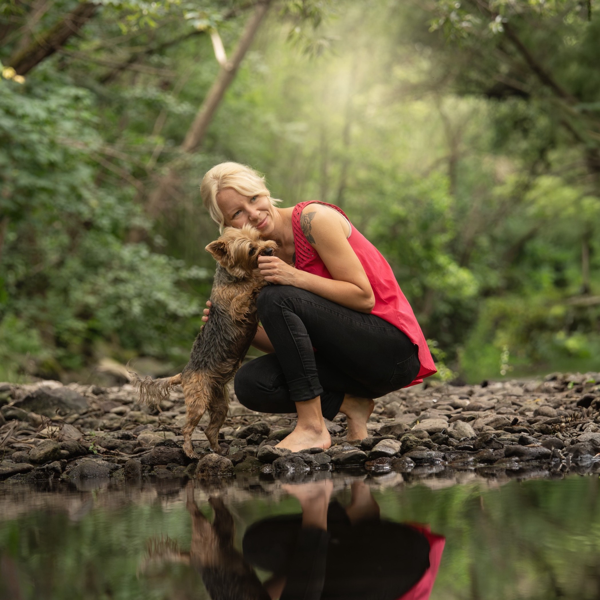 Frau mit Hund am See